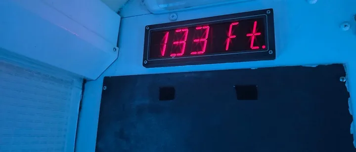 Ein Tiefenmesser im U-Boot mit 133 Fuß