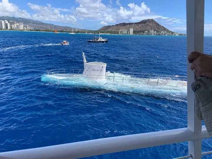 El submarino en la superficie frente a Waikiki con Diamond Head al fondo